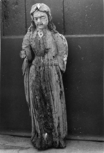 Statue : considérée comme la Vierge, dissimulée dans une statue en plâtre de la Vierge, bois sculpté