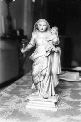 Groupe sculpté : Vierge à l'Enfant tenant un sceptre, bois sculpté, peint, doré