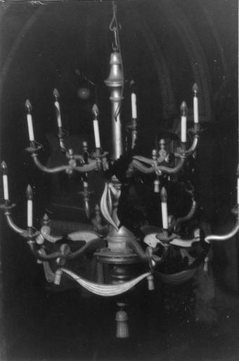 Lustre à deux niveaux de lumières, dont les branches sont formées chacune par deux volutes, décor de faux tissus tendus et de glands de passementerie feints, bois taillé, doré
