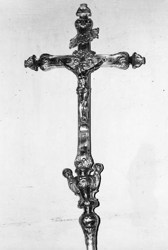 Croix de procession, ornée de feuilles d'acanthe et de chérubins, argent plaqué sur âme de bois - © Ministère de la Culture (France), Médiathèque du patrimoine et de la photographie (objets mobiliers), tous droits réservés