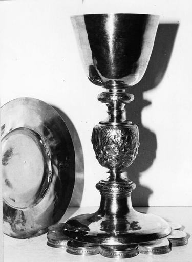 Calice au noeud décoré de chérubins de fruits et de branchages, à pied polylobé, patène, argent doré - © Ministère de la Culture (France), Médiathèque du patrimoine et de la photographie (objets mobiliers), tous droits réservés