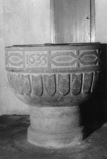 Fonts baptismaux à cuve sculptée de motifs géométriques en relief et de la date 1633, pierre taillée, sculptée - © Ministère de la Culture (France), Médiathèque du patrimoine et de la photographie (objets mobiliers), tous droits réservés