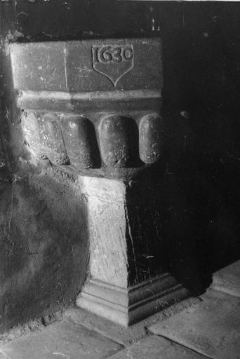 Bénitier sculpté de godrons et de la date 1630, pierre taillée - © Ministère de la Culture (France), Médiathèque du patrimoine et de la photographie (objets mobiliers), tous droits réservés