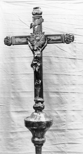Croix de procession aux branches terminées par des feuilles d'acanthe, une grosse fleur rapportée placée entre les bras du Christ, argent plaqué sur âme de bois
