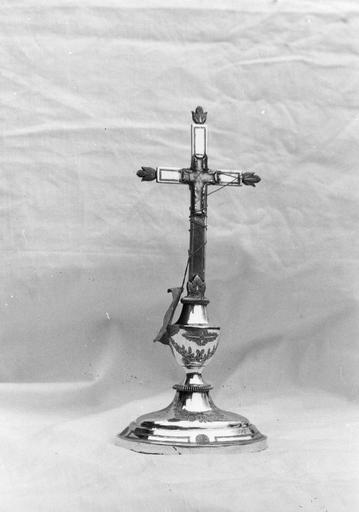 Croix-reliquaire contenant des reliques des Croisés, orné de guirlandes de branchages et de feuilles, argent - © Ministère de la Culture (France), Médiathèque du patrimoine et de la photographie (objets mobiliers), tous droits réservés