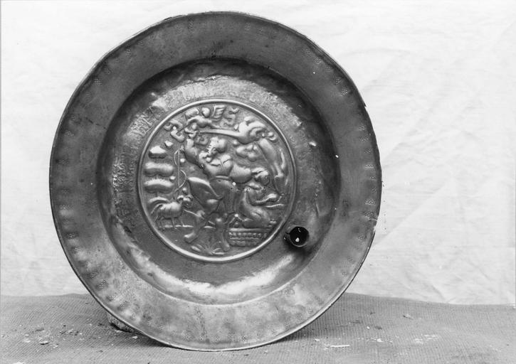 Plat à quêter : Le Sacrifice d'Abraham, cuivre - © Ministère de la Culture (France), Médiathèque du patrimoine et de la photographie (objets mobiliers), tous droits réservés