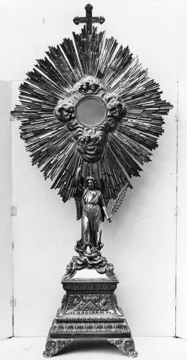 Ostensoir dont la tige est formée par un ange tenant une palme, socle à doucine orné d'une Gloire et de frises de motifs végétaux, argent doré - © Ministère de la Culture (France), Médiathèque du patrimoine et de la photographie (objets mobiliers), tous droits réservés