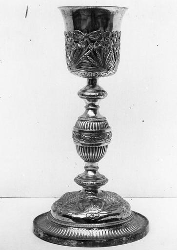 Calice à fausse coupe richement ornée de grappes de raisin, épis de blé et rubans noués, noeud à godrons et motifs végétaux, pied au décor de croix, d'épis de blé, de feuillages et cannelures, argent doré - © Ministère de la Culture (France), Médiathèque du patrimoine et de la photographie (objets mobiliers), tous droits réservés