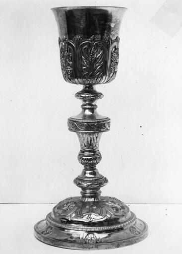 Calice à fausse coupe et pied ornés de réserves aux épis de blé et grappes de raisin, frises de motifs géométriques et végétaux, argent doré - © Ministère de la Culture (France), Médiathèque du patrimoine et de la photographie (objets mobiliers), tous droits réservés