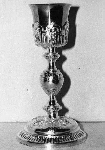 Calice à fausse coupe et pied ornés de réserves aux épis de blé, grappes de raisin et roseaux, noeud à décor de feuilles et fleurettes stylisées, argent - © Ministère de la Culture (France), Médiathèque du patrimoine et de la photographie (objets mobiliers), tous droits réservés