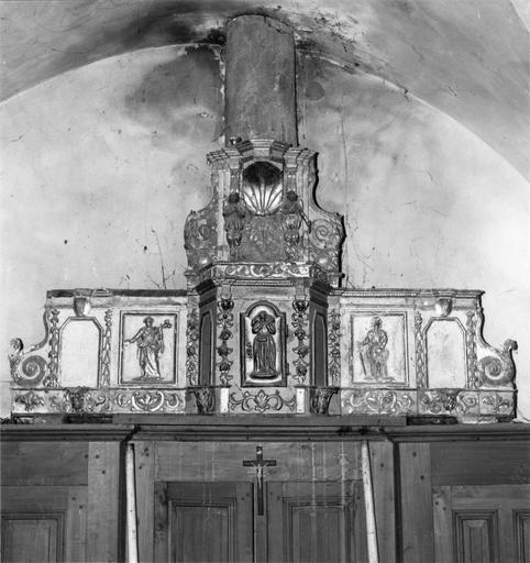 Tabernacle architecturé surmonté d'une exposition, décor de demi-reliefs représentant saint Pierre, saint Paul, et au centre, le Bon Pasteur, chutes de fleurs et de feuilles, rinceaux, bois sculpté, peint, doré - © Ministère de la Culture (France), Médiathèque du patrimoine et de la photographie (objets mobiliers), tous droits réservés