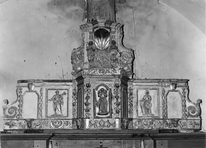 Tabernacle architecturé surmonté d'une exposition, décor de demi-reliefs représentant saint Pierre, saint Paul, et au centre, le Bon Pasteur, chutes de fleurs et de feuilles, rinceaux, bois sculpté, peint, doré - © Ministère de la Culture (France), Médiathèque du patrimoine et de la photographie (objets mobiliers), tous droits réservés