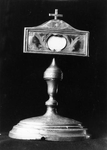 Reliquaire sur pied, au décor de motifs végétaux incisés, cuivre argenté - © Ministère de la Culture (France), Médiathèque du patrimoine et de la photographie (objets mobiliers), tous droits réservés