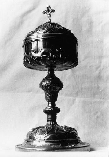Ciboire à décor de réserves aux épis de blé, grappes de raisin et roseaux, palmes, volutes, argent doré - © Ministère de la Culture (France), Médiathèque du patrimoine et de la photographie (objets mobiliers), tous droits réservés