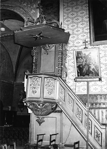 Chaire à prêcher au décor de fleurs, d'épis de blé, de chérubins, dont l'abat-voix est surmonté de volutes sculptées sur lesquelles s'appuie un angelot, bois sculpté, peint, doré - © Ministère de la Culture (France), Médiathèque du patrimoine et de la photographie (objets mobiliers), tous droits réservés