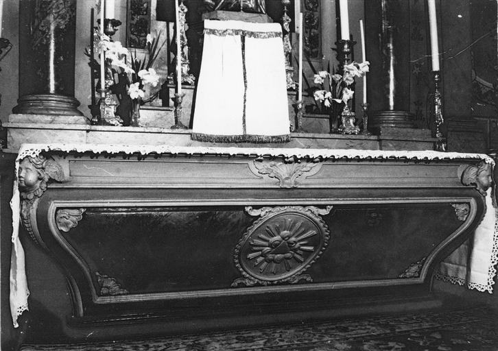 Autel galbé orné d'un médaillon central sculpté d'une Gloire, de chérubins et de feuilles d'acanthe, bois taillé, peint - © Ministère de la Culture (France), Médiathèque du patrimoine et de la photographie (objets mobiliers), tous droits réservés