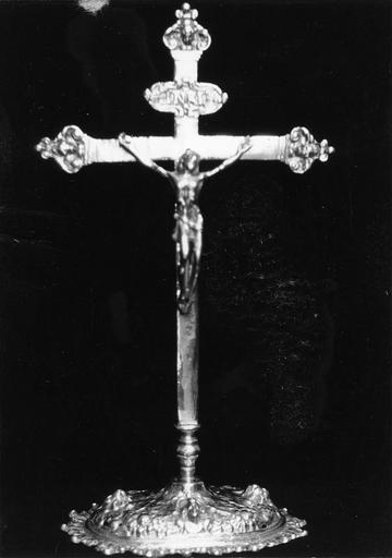 Croix d'autel aux branches terminées par des cartouches, et au pied décoré au repoussé de chérubins et de fruits, métal argenté - © Ministère de la Culture (France), Médiathèque du patrimoine et de la photographie (objets mobiliers), tous droits réservés
