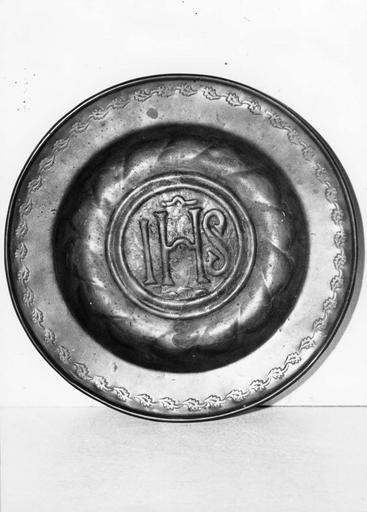 Plat à quêter au monogramme IHS et à la frise de feuilles, cuivre