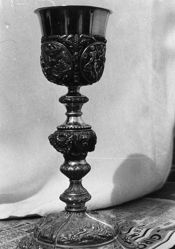 Calice à fausse coupe et pied ornés de médaillons et réserves ornés de scènes, décor de coquilles, épis de blé et grappes de raisin, argent et argent doré