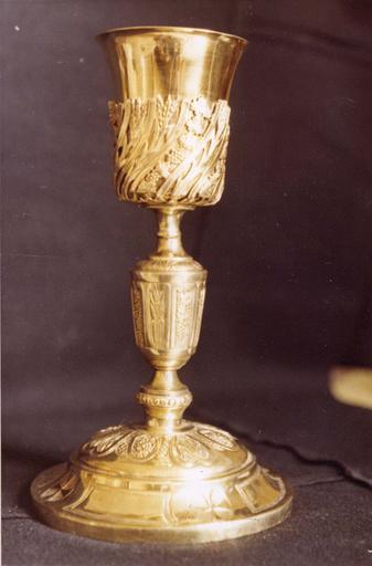 Calice à la fausse coupe ornée d'un décor en spirale de grappes de raisin et d'épis de blé, avec les mêmes motifs placés dans des réserves sur le pied et le noeud, argent doré - © Ministère de la Culture (France), Médiathèque du patrimoine et de la photographie (objets mobiliers), tous droits réservés