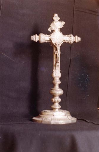Croix d'autel orné de feuilles d'acanthe, godrons, et d'une fleurs placée entre les bras du Christ, argent - © Ministère de la Culture (France), Médiathèque du patrimoine et de la photographie (objets mobiliers), tous droits réservés