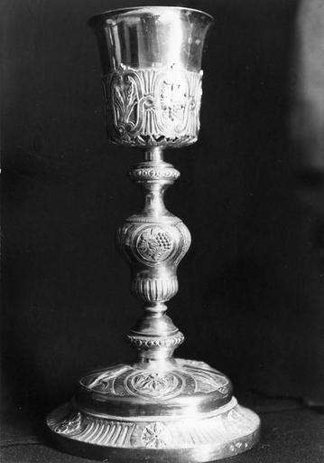 Calice orné de réserves et médaillons aux grappes de raisin et épis de blé, avec un médaillon, sur le pied, représentant le pélican nourrissant ses petits, argent et argent doré