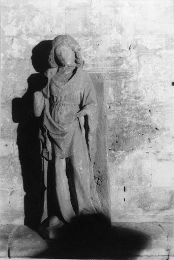 Statue : sainte non identifiée, mutilée, provenant de la façade, pierre sculptée