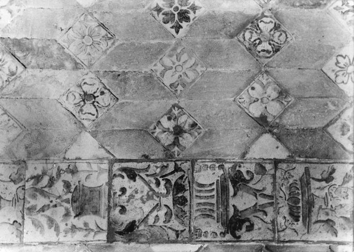 Carrelage de sol : représentation du  labyrinthe de la chapelle de l'évêque et du motif décoratif constitué de carreaux en losange avec des motifs floraux, l'encadrement se compose d'une frise de carrés ornés de rinceaux végétaux, 1535, détail de l'encadrement