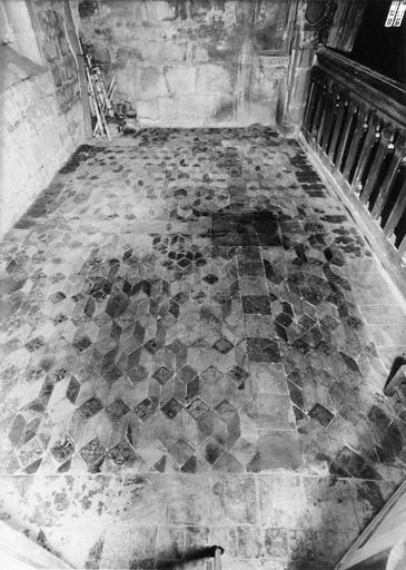 Carrelage de sol : représentation du  labyrinthe de la chapelle de l'évêque et du motif décoratif constitué de carreaux en losange avec des motifs floraux, l'encadrement se compose d'une frise de carrés ornés de rinceaux végétaux, 1535, vue d'ensemble