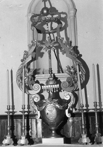 Tabernacle en forme de vase surmonté d'un dais fixé aux anses, décor de ciboire, grappes de raisin, épis de blé, volutes, couronne de feuillages, bois taillé, peint, doré