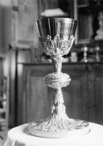 Calice à décor foisonnant de palmettes, fleurettes, grappes de raisin et épis de blé, argent et argent doré