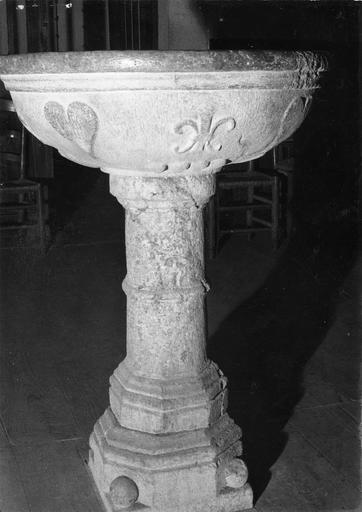 Bénitier orné de motifs de coeurs et de fleurs de lys, pierre taillée