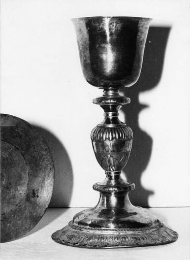 Calice et patène : décor de godrons, frises de feuilles et d'entrelacs, argent, argent doré