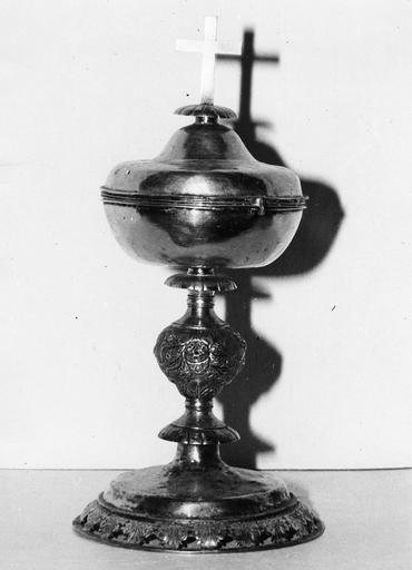 Ciboire au noeud orné de fruits et au pied à frise ajourée de feuilles, argent