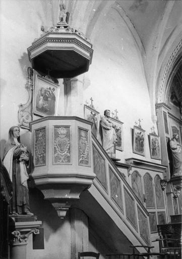 Chaire à prêcher dont les panneaux du garde-corps sont sculptés de cartouches enflammés, bois taillé, peint et doré