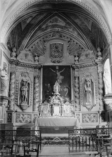 Retable, tableau, statues (2), bas-relief : Le Christ en croix avec la Vierge, saint Jean et saint Jean-Baptiste, Saint Jean-Baptiste, Saint Lizier, Dieu le Père, retable architecturé à trois travées orné de rinceaux et cartouches, bois sculpté, peint, doré, huile sur toile
