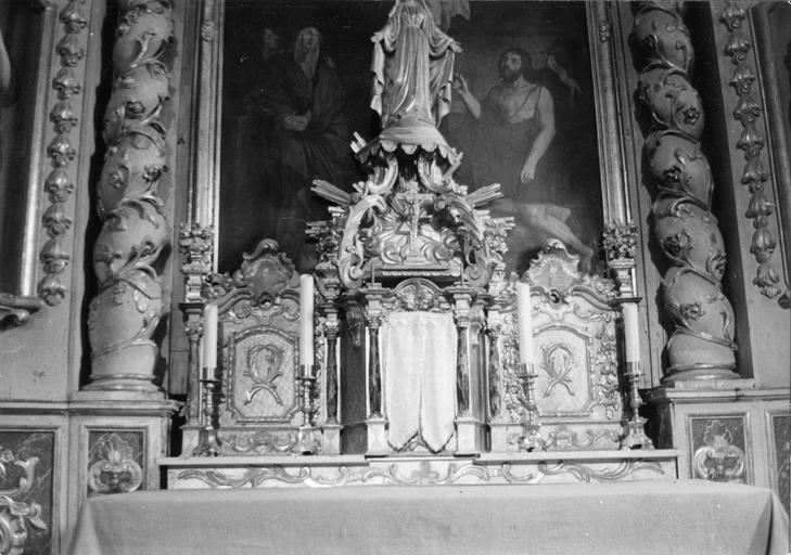 Tabernacle architecturé surmonté d'une exposition, orné de rinceaux végétaux, palmes, coquilles et d'une Gloire, bois sculpté, peint, doré