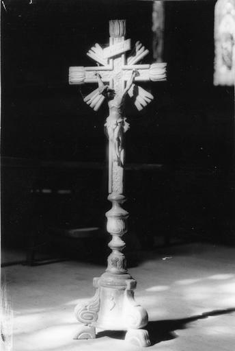 Croix d'autel à décor sculpté de fleurettes et feuilles, provenant de l'autel de la Vierge bois sculpté, doré
