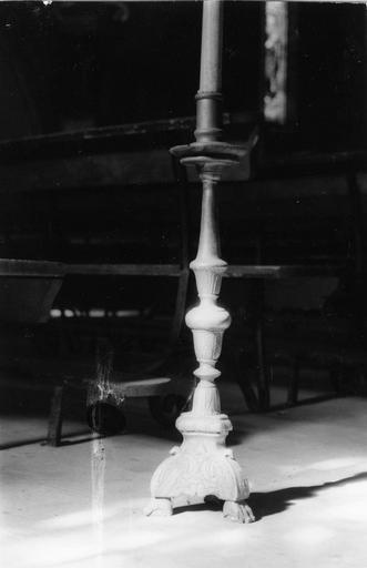 Chandelier d'autel, d'un ensemble de six, à décor gravé et sculpté de feuilles et du monogramme de la Vierge et aux pieds en forme de pattes de lion, bois tourné, taillé, gravé