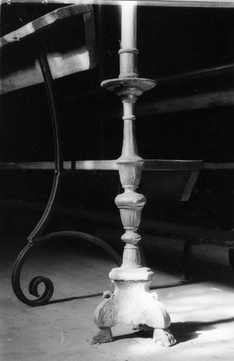 Chandelier d'autel, d'un ensemble de six, à décor gravé et sculpté de feuilles et aux pieds en forme de pattes de lion, bois tourné, taillé, gravé