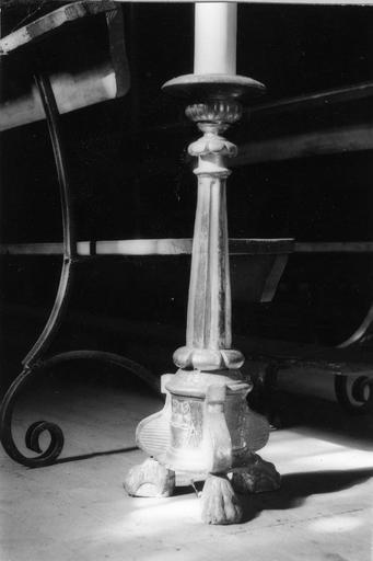 Chandelier d'autel, d'un ensemble de six, à tige cannelée et pieds en forme de pattes de lion, bois taillé, tourné, doré