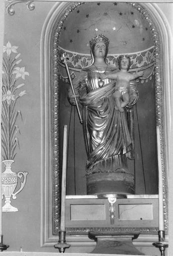 Groupe sculpté : Vierge à l'Enfant, couronnés, la Vierge tient un sceptre et porte un gros médaillon en forme de coeur, bois sculpté, peint, doré