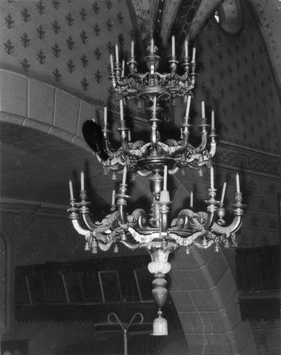 Lustre à trois niveaux de lumières, aux branches formées par des volutes sculptées de feuilles, de guirlandes de fleurs et de glands de passementerie, bois sculpté, doré