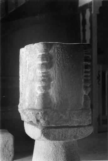 Bénitier gravé d'une inscription et aux angles sculptés de colonnettes adossées à fûts polygonaux, pierre taillée
