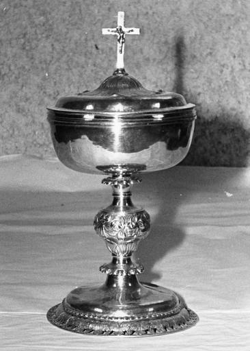 Ciboire à décor de guirlandes de fruits retenues par des rubans, et de frises de feuilles, argent doré