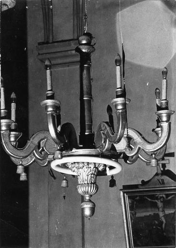 Lustre à huit branches formée par des volutes striées de cannelures, partie inférieure sculptée de feuilles d'acanthe, de godrons et d'un gland, bois taillé, doré