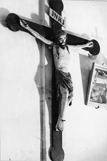 Statue : Christ en croix, bois sculpté et peint