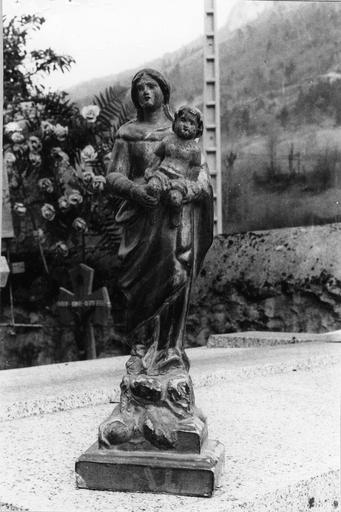 Groupe sculpté : Vierge à l'Enfant debout sur un roc, bois sculpté, peint, doré - © Ministère de la Culture (France), Médiathèque du patrimoine et de la photographie (objets mobiliers), tous droits réservés