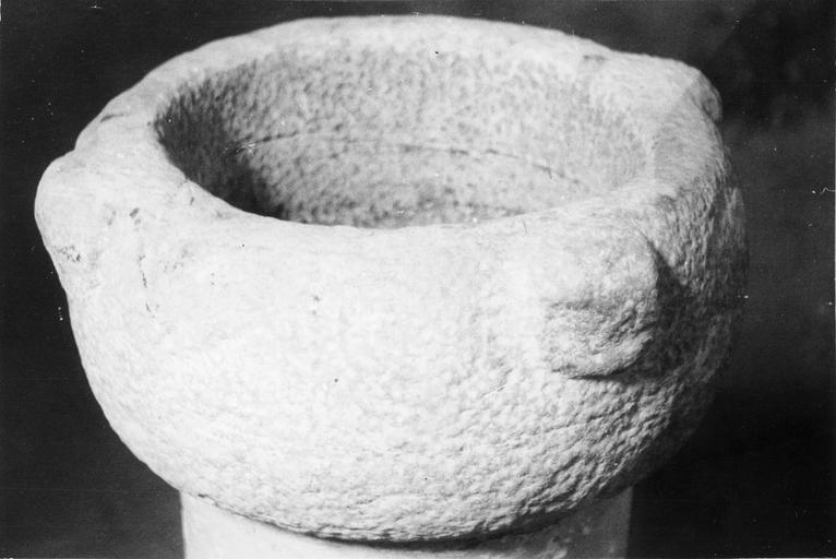Bénitier orné de quatre ressauts sphériques, pierre taillée - © Ministère de la Culture (France), Médiathèque du patrimoine et de la photographie (objets mobiliers), tous droits réservés