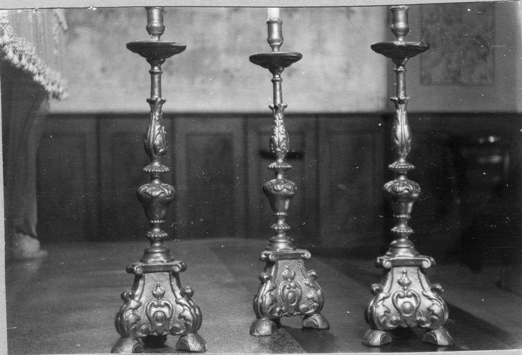 Trois chandeliers d'autel, d'un ensemble de six, de forme balustre, à décor sculpté de cartouches et motifs végétaux, bois taillé, tourné, doré - © Ministère de la Culture (France), Médiathèque du patrimoine et de la photographie (objets mobiliers), tous droits réservés